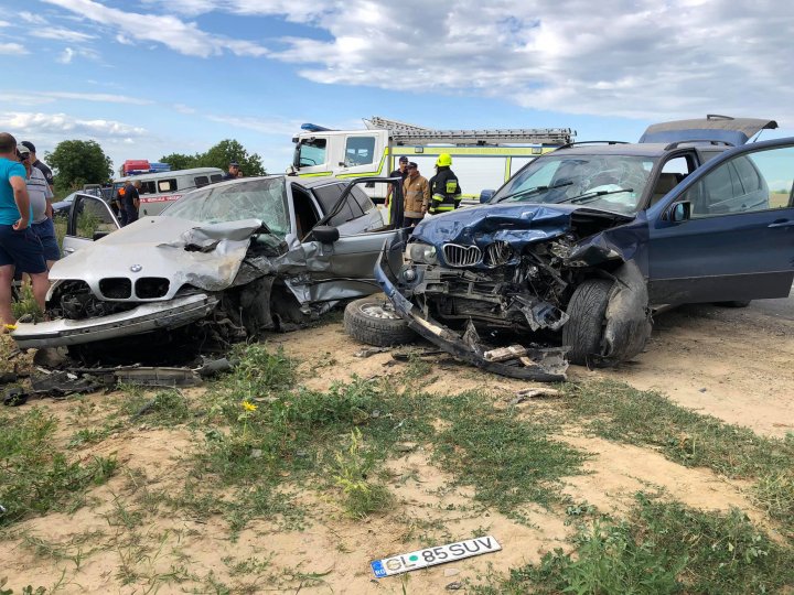 ACCIDENT GRAV pe traseul Cahul-Giurgiuleşti. Două BMW-uri, făcute zob (FOTO)