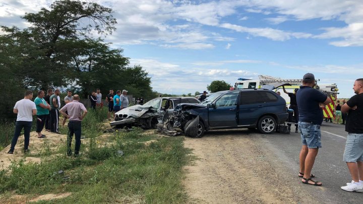 ACCIDENT GRAV pe traseul Cahul-Giurgiuleşti. Două BMW-uri, făcute zob (FOTO)