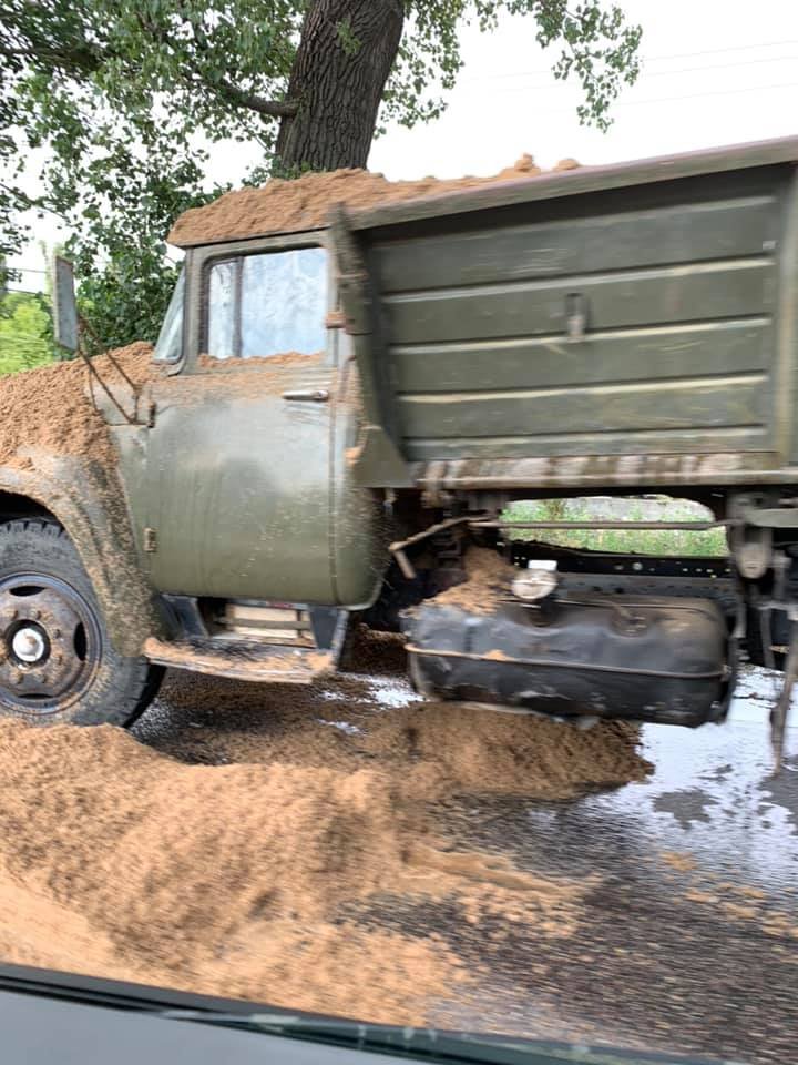 Accident pe strada Muncești din Capitală. Un camion încărcat cu nisip s-a ciocnit violent cu un autmobil (FOTO)