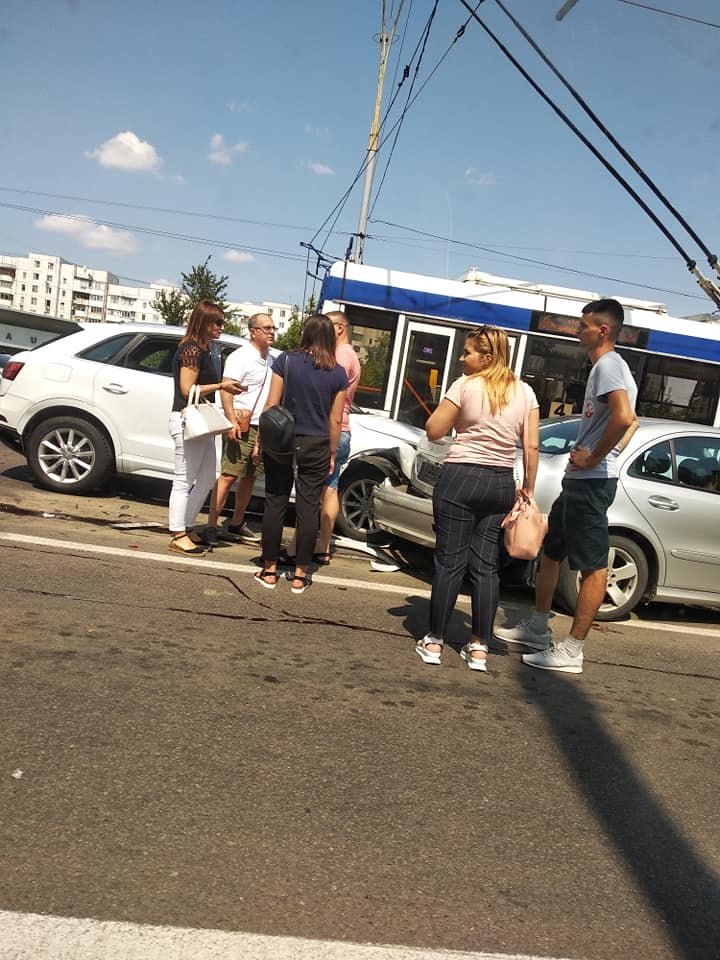 Accident pe bulevardul Dacia din Capitală. Două mașini s-au ciocnit violent cu un troleibuz (FOTO)
