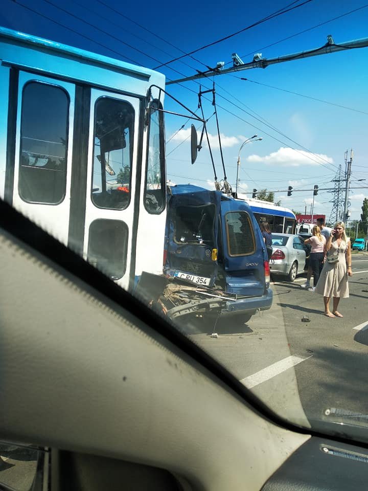 Accident pe bulevardul Dacia din Capitală. Două mașini s-au ciocnit violent cu un troleibuz (FOTO)