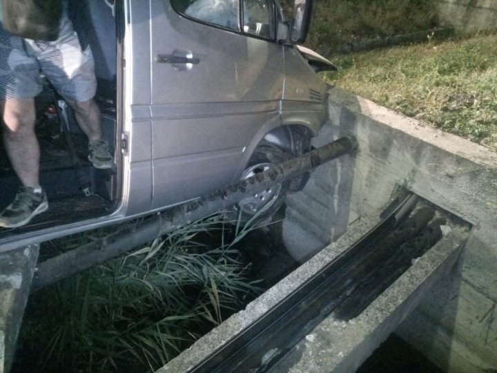 Un microbuz de pe ruta Chişinău-Italia, implicat într-un GRAV ACCIDENT în România (FOTO)