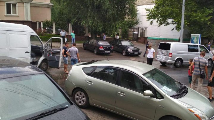 ACCIDENT în Capitală. Un microbuz s-a lovit violent cu o maşină. Ambulanţa, la faţa locului (FOTO)