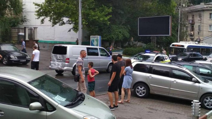 ACCIDENT în Capitală. Un microbuz s-a lovit violent cu o maşină. Ambulanţa, la faţa locului (FOTO)