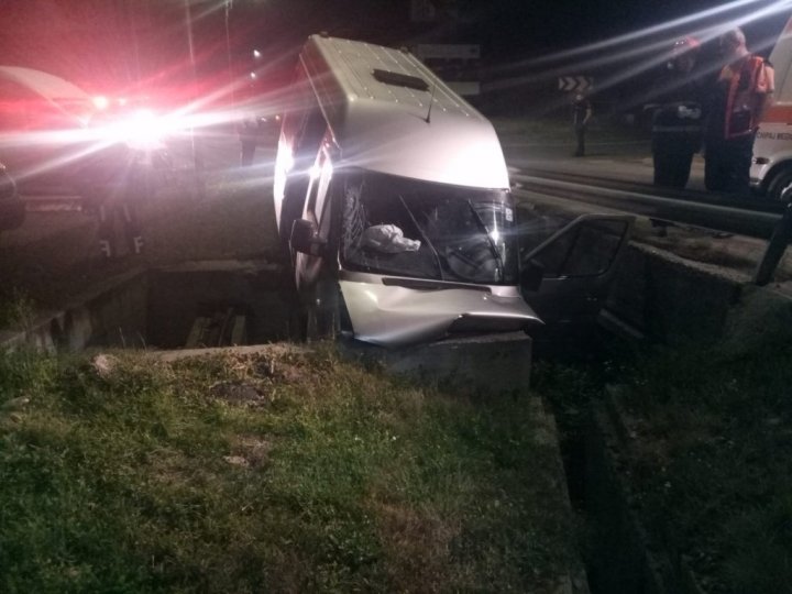 Un microbuz de pe ruta Chişinău-Italia, implicat într-un GRAV ACCIDENT în România (FOTO)