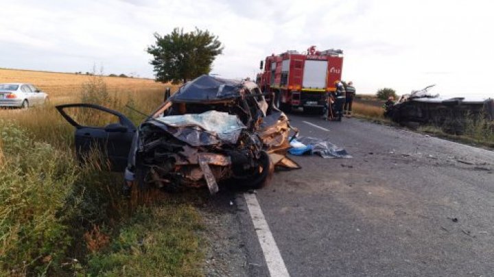 Accident GRAV în România. Trei oameni au murit, iar șapte au fost încarcerați (VIDEO/FOTO)
