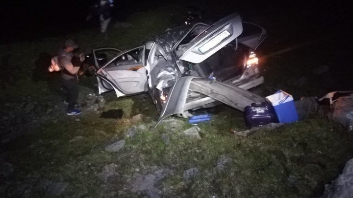 ACCIDENT TERIBIL pe Transfăgărășan. Mai mulţi răniţi, după ce o mașină s-a răsturnat în prăpastie 