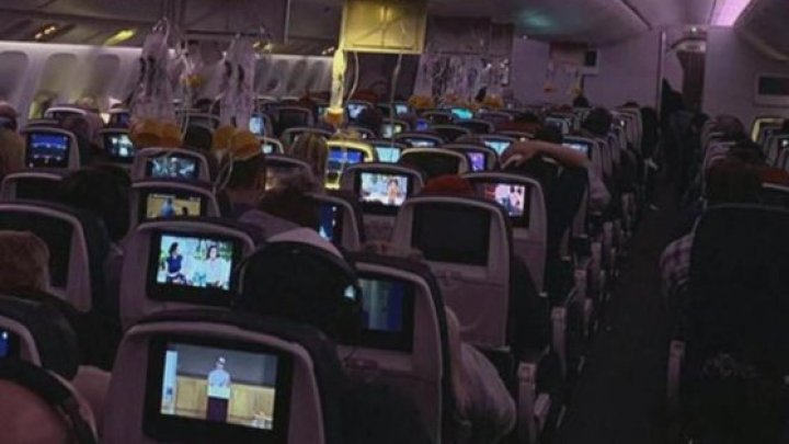 PANICĂ şi RĂNIŢI la bordul unui avion din cauza unor turbulenţe: Unii oameni îi puteai vedea ridicându-se în aer (VIDEO)