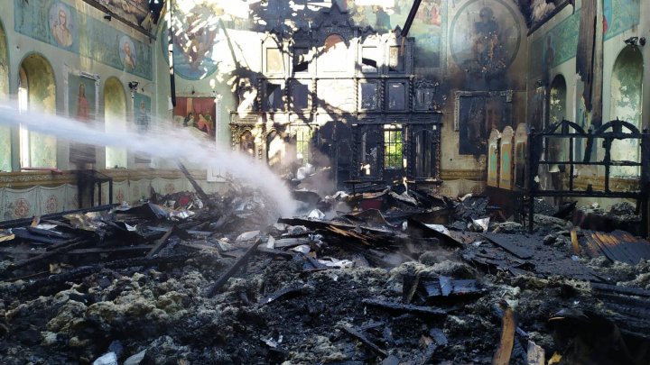 INCENDIU la biserica din Grinăuți-Moldova, raionul Ocniţa. La fața locului au intervenit cinci autospeciale ale pompierilor (FOTO/VIDEO)