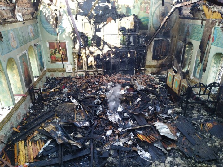 INCENDIU la biserica din Grinăuți-Moldova, raionul Ocniţa. La fața locului au intervenit cinci autospeciale ale pompierilor (FOTO/VIDEO)