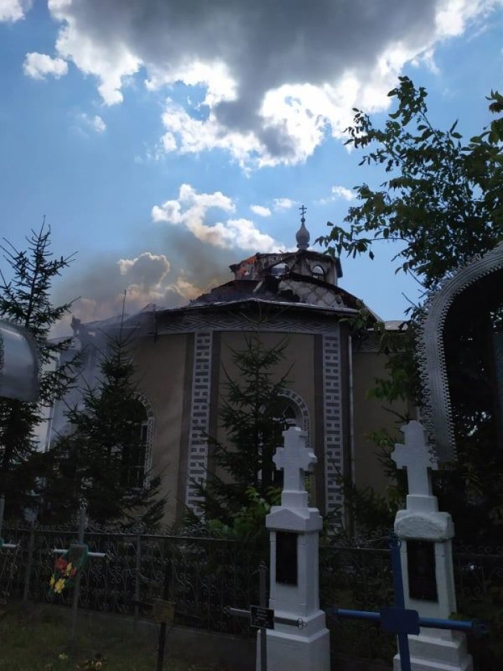 INCENDIU la biserica din Grinăuți-Moldova, raionul Ocniţa. La fața locului au intervenit cinci autospeciale ale pompierilor (FOTO/VIDEO)