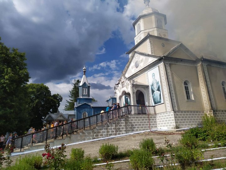 INCENDIU la biserica din Grinăuți-Moldova, raionul Ocniţa. La fața locului au intervenit cinci autospeciale ale pompierilor (FOTO/VIDEO)