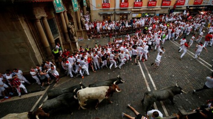 Au început cursele cu tauri la Pamplona. Cinci oameni au fost răniți în prima zi a festivalului