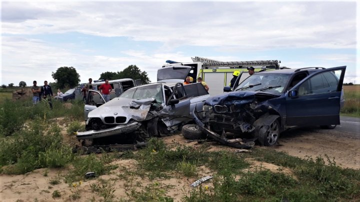 DETALII privind ACCIDENTUL GRAV din raionul Cahul. O femeie, blocată în maşină (VIDEO/FOTO)