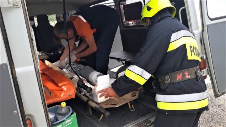 DETALII privind ACCIDENTUL GRAV din raionul Cahul. O femeie, blocată în maşină (VIDEO/FOTO)