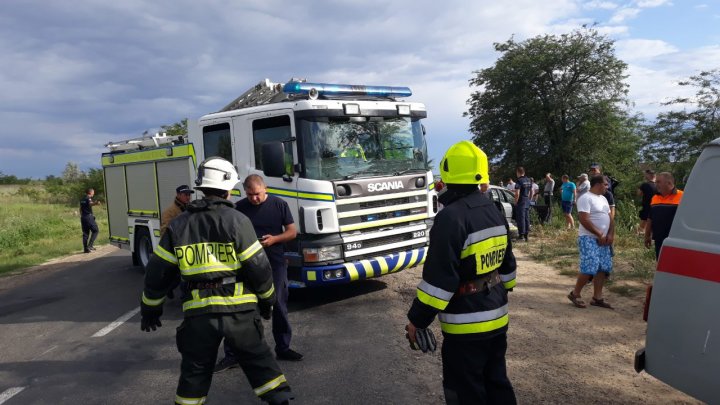 DETALII privind ACCIDENTUL GRAV din raionul Cahul. O femeie, blocată în maşină (VIDEO/FOTO)