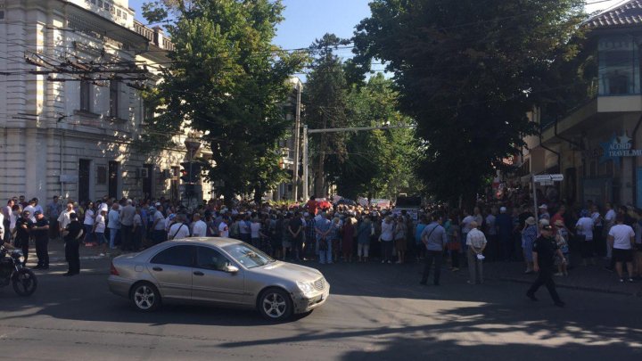 Protest la Curtea Supremă de Justiție. Oamenii au venit să-l susțină pe Ilan Șor (FOTO/VIDEO)