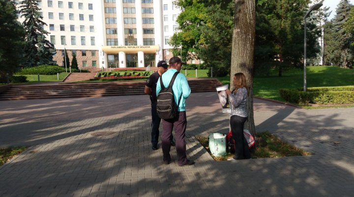 Protest în faţa Parlamentului. Oamenii au anunţat GREVA FOAMEI şi cer ca Igor Dodon să fie investigat pentru trădare de ţară (FOTO)