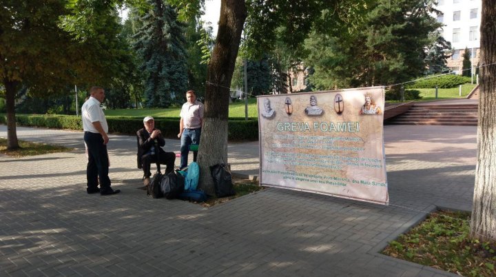 Protest în faţa Parlamentului. Oamenii au anunţat GREVA FOAMEI şi cer ca Igor Dodon să fie investigat pentru trădare de ţară (FOTO)