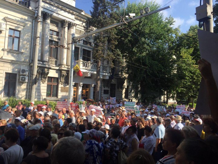 Protest la Curtea Supremă de Justiție. Oamenii au venit să-l susțină pe Ilan Șor (FOTO/VIDEO)