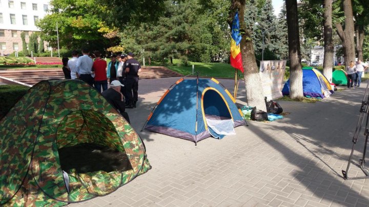 Protest în faţa Parlamentului. Oamenii au anunţat GREVA FOAMEI şi cer ca Igor Dodon să fie investigat pentru trădare de ţară (FOTO)