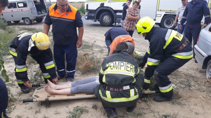 DETALII privind ACCIDENTUL GRAV din raionul Cahul. O femeie, blocată în maşină (VIDEO/FOTO)