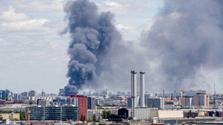 Incendiu de amploare într-o zonă comercială din Berlin: 150 de pompieri, la faţa locului