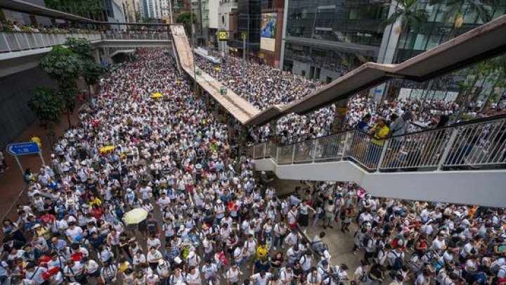 Sute de protestatari au pătruns luni în Consiliul Legislativ de la Hong Kong