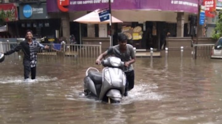 Ploi musonice în India: Cel puţin 15 persoane au murit și 69 au fost rănite