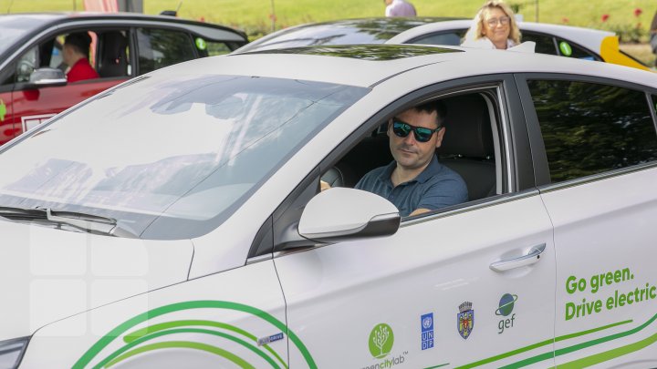 Primăria Chișinău promovează utilizarea automobilelor electrice (FOTOREPORT)