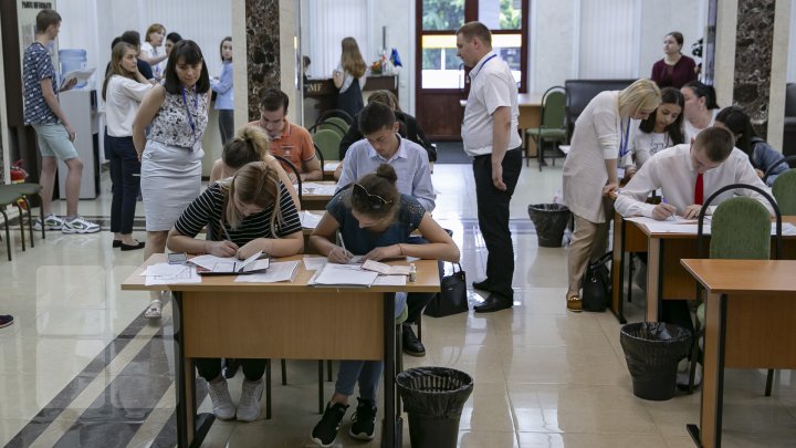 De astăzi, tinerii pot depune dosarele de admitere la universitățile din țară (FOTOREPORT)