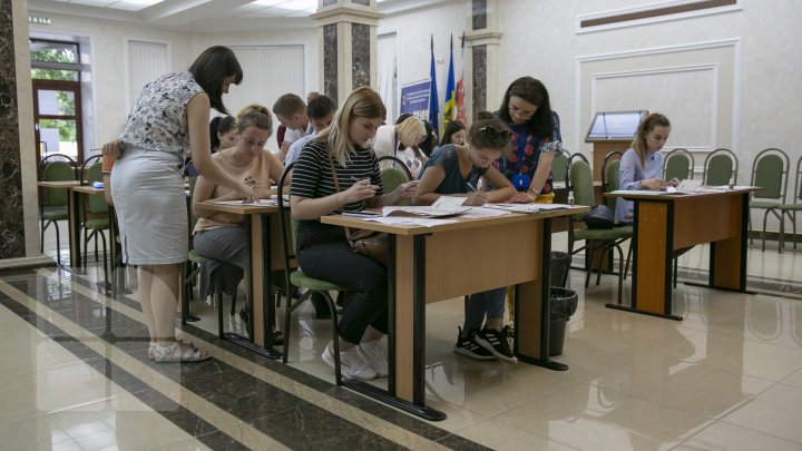 De astăzi, tinerii pot depune dosarele de admitere la universitățile din țară (FOTOREPORT)