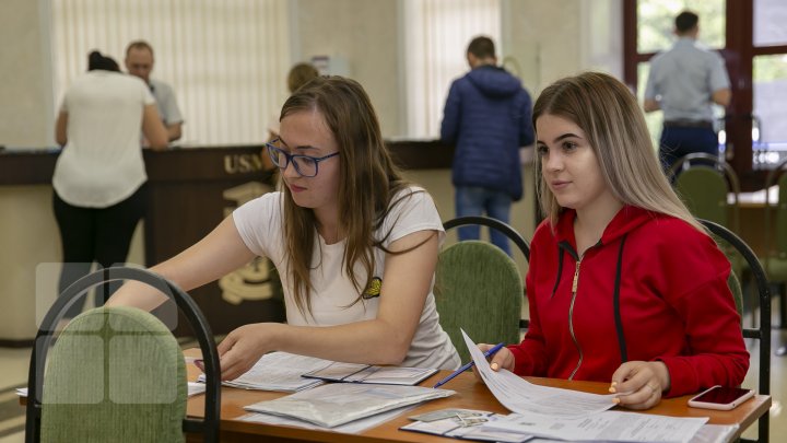 De astăzi, tinerii pot depune dosarele de admitere la universitățile din țară (FOTOREPORT)