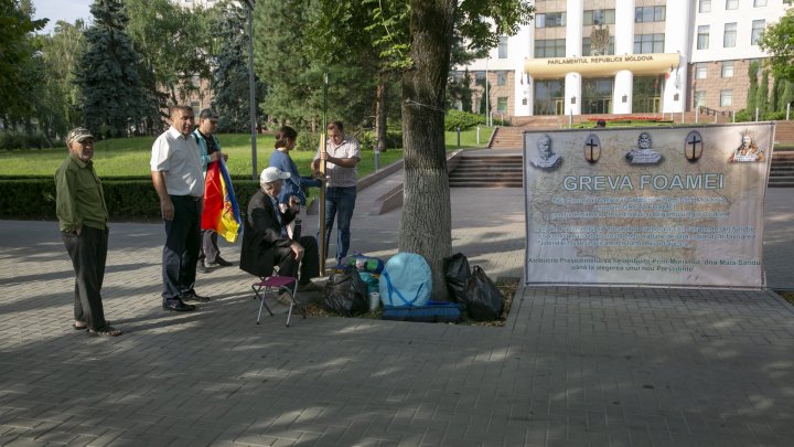 Protest în faţa Parlamentului. Oamenii au anunţat GREVA FOAMEI şi cer ca Igor Dodon să fie investigat pentru trădare de ţară (FOTO)