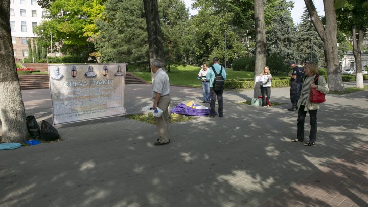 Protest în faţa Parlamentului. Oamenii au anunţat GREVA FOAMEI şi cer ca Igor Dodon să fie investigat pentru trădare de ţară (FOTO)