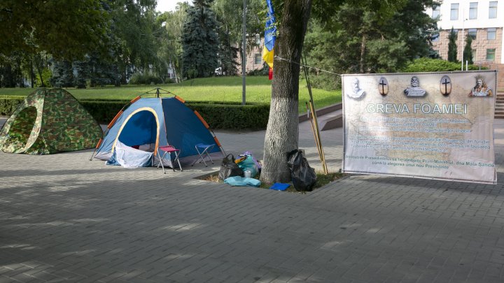 Protest în faţa Parlamentului. Oamenii au anunţat GREVA FOAMEI şi cer ca Igor Dodon să fie investigat pentru trădare de ţară (FOTO)