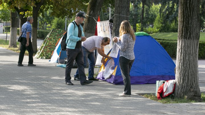 Protest în faţa Parlamentului. Oamenii au anunţat GREVA FOAMEI şi cer ca Igor Dodon să fie investigat pentru trădare de ţară (FOTO)