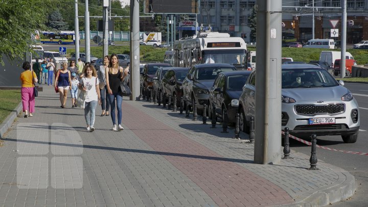 Cu tupeu și fără frică. Sute de șoferi parchează zilnic mașinile neregulamentar pe străzile din Capitală (FOTOREPORT)