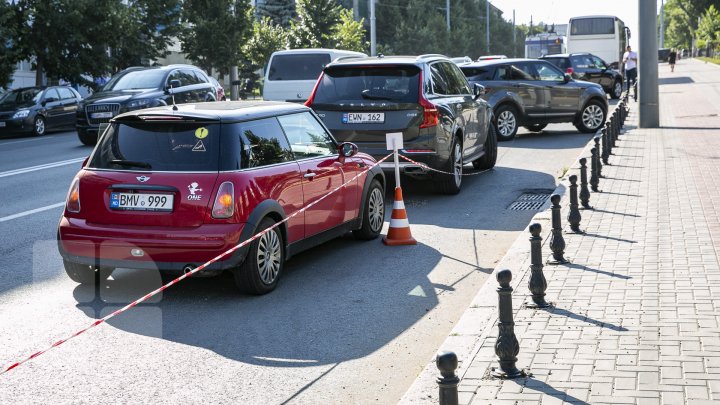 Cu tupeu și fără frică. Sute de șoferi parchează zilnic mașinile neregulamentar pe străzile din Capitală (FOTOREPORT)