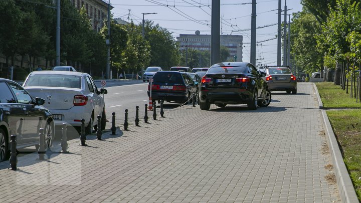 Cu tupeu și fără frică. Sute de șoferi parchează zilnic mașinile neregulamentar pe străzile din Capitală (FOTOREPORT)