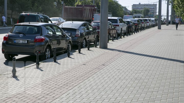 Cu tupeu și fără frică. Sute de șoferi parchează zilnic mașinile neregulamentar pe străzile din Capitală (FOTOREPORT)