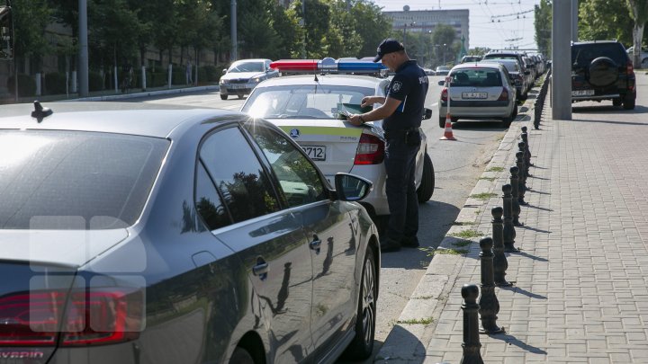 Cu tupeu și fără frică. Sute de șoferi parchează zilnic mașinile neregulamentar pe străzile din Capitală (FOTOREPORT)