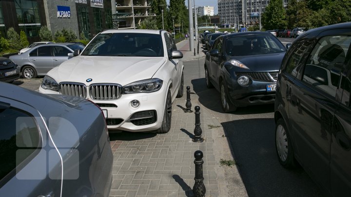 Cu tupeu și fără frică. Sute de șoferi parchează zilnic mașinile neregulamentar pe străzile din Capitală (FOTOREPORT)