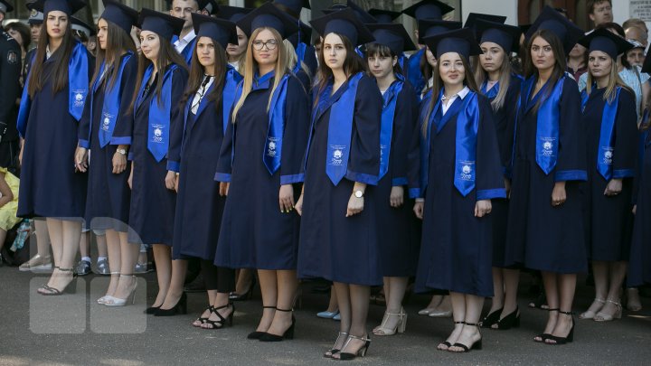 O nouă generaţie de poliţişti, gata de a asigura ordinea publică. Absolvenții Academiei Ştefan cel Mare şi-au primit diplomele (FOTOREPORT)