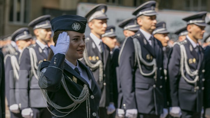 O nouă generaţie de poliţişti, gata de a asigura ordinea publică. Absolvenții Academiei Ştefan cel Mare şi-au primit diplomele (FOTOREPORT)