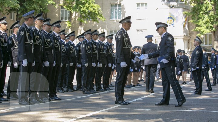 O nouă generaţie de poliţişti, gata de a asigura ordinea publică. Absolvenții Academiei Ştefan cel Mare şi-au primit diplomele (FOTOREPORT)