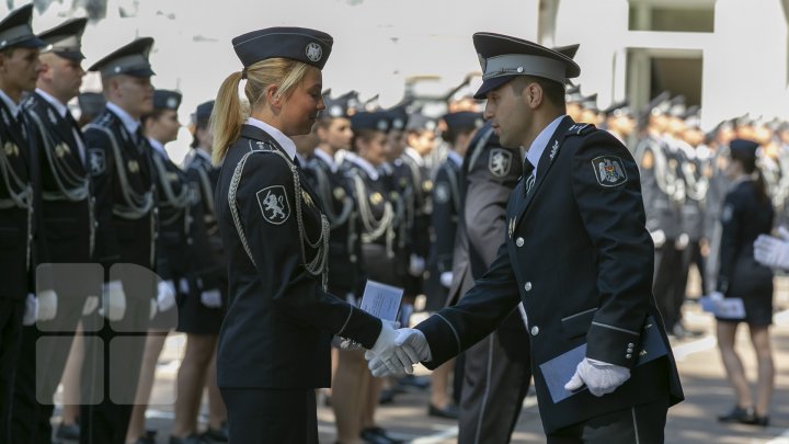 O nouă generaţie de poliţişti, gata de a asigura ordinea publică. Absolvenții Academiei Ştefan cel Mare şi-au primit diplomele (FOTOREPORT)