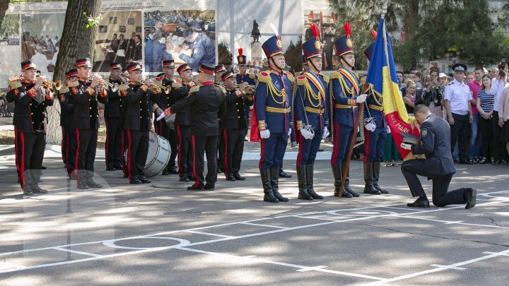 O nouă generaţie de poliţişti, gata de a asigura ordinea publică. Absolvenții Academiei Ştefan cel Mare şi-au primit diplomele (FOTOREPORT)