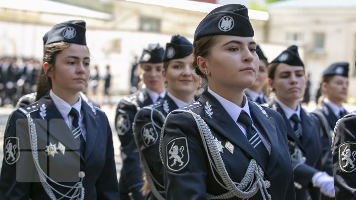 O nouă generaţie de poliţişti, gata de a asigura ordinea publică. Absolvenții Academiei Ştefan cel Mare şi-au primit diplomele (FOTOREPORT)