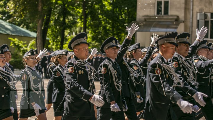 O nouă generaţie de poliţişti, gata de a asigura ordinea publică. Absolvenții Academiei Ştefan cel Mare şi-au primit diplomele (FOTOREPORT)